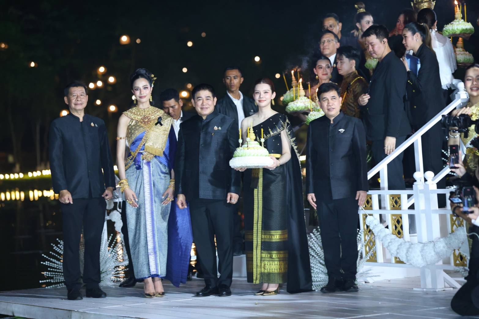 รองนายกรัฐมนตรีเปิดงาน Maha Loi Krathong @Ayutthaya พร้อมเชิญชวนคนไทยร่วมน้อมรำลึกในพระมหากรุณาธิคุณของสมเด็จพระนางเจ้าสิริกิติ์ พระบรมราชินีนาถ พระบรมราชชนนีพันปีหลวง ณ วัดพระราม จังหวัดพระนครศรีอยุธยา 