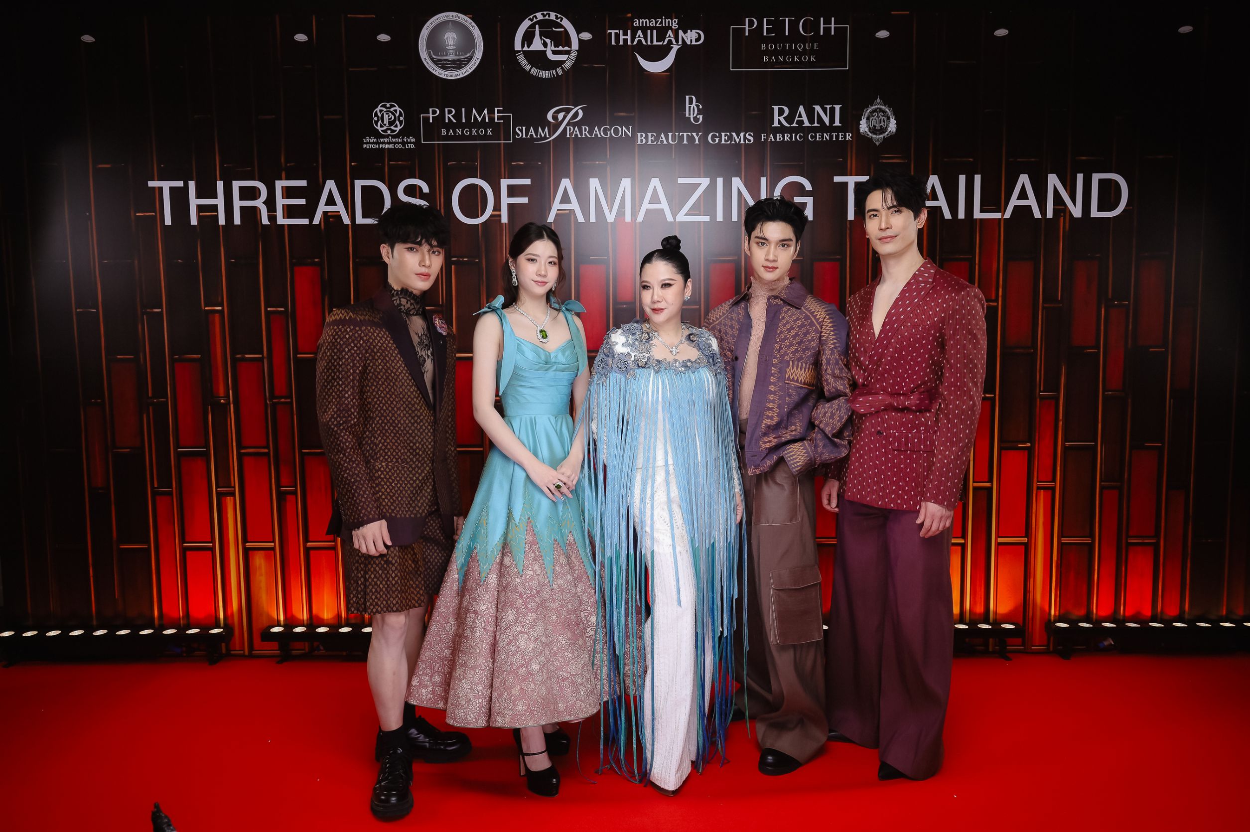 ททท. ร่วมกับพันธมิตร ยกทัพผ้าไทย 4 ภูมิภาคและผ้าพื้นเมือง ขึ้นรันเวย์ “THREADS OF AMAZING THAILAND” ถ่ายทอดเสน่ห์สยามผ่านแฟชั่นลักชัวรีร่วมสมัย สร้างมูลค่าเพิ่มทางเศรษฐกิจ พร้อมผลักดันมรดกวัฒนธรรมไทยสู่เวทีสากล