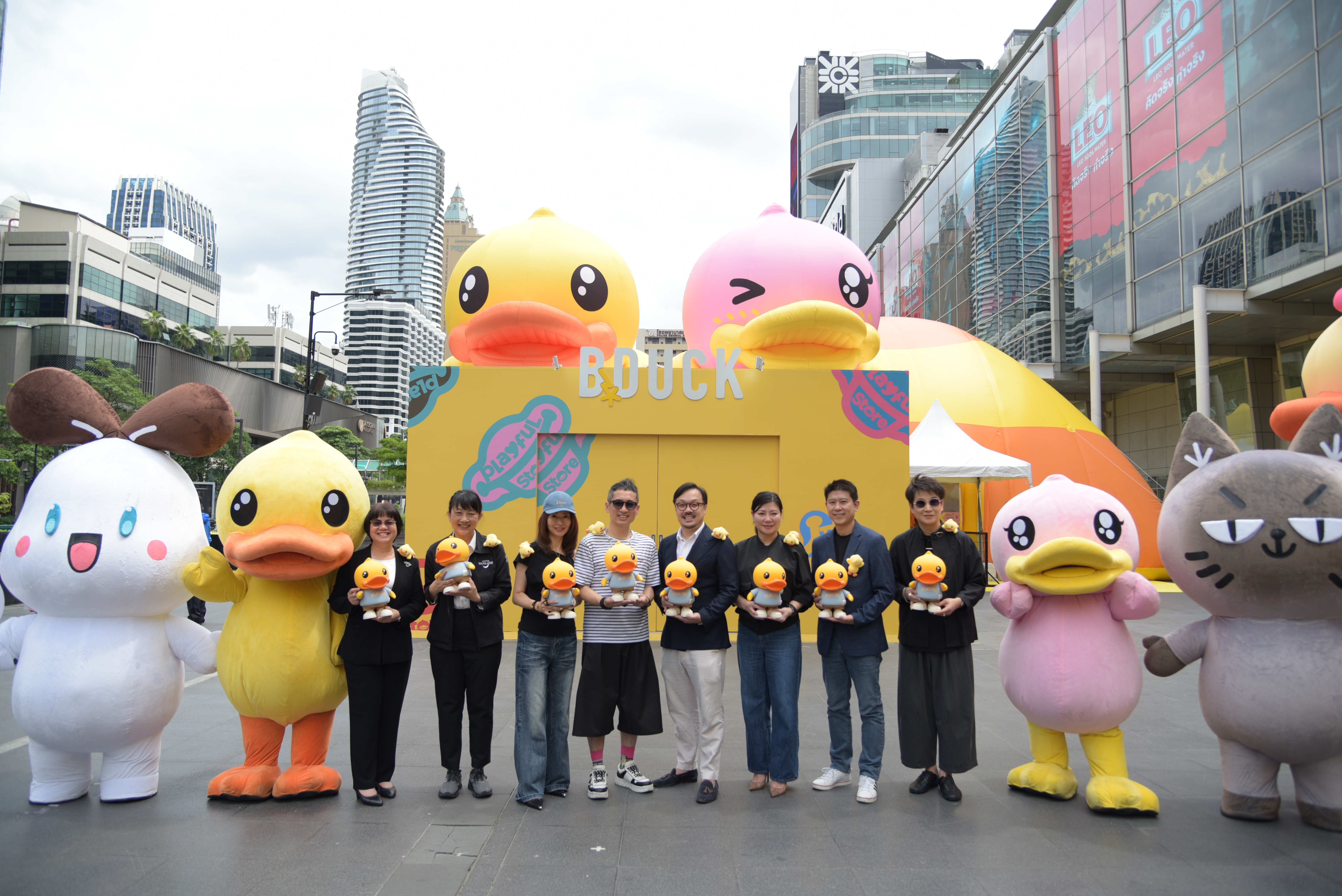 ททท. แท็กทีม B.Duck ปลุกกรุงเทพฯ กับแลนด์มาร์กความสนุก ในงาน “B.Duck Playful 20th – Glow In The Duck” นำ Mascot “น้องสุขใจ–น้องรักยิ้ม” ร่วมสร้างสีสัน พร้อมเปิดประสบการณ์ Giant Inflatable Playland ครั้งแรกในไทย