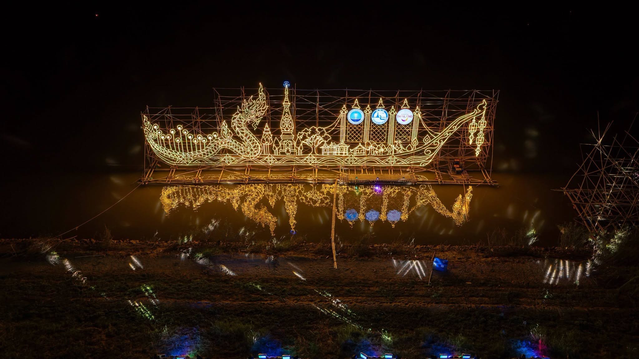 ททท. ยกระดับประเพณีไหลเรือไฟนครพนม สู่ Signature Event เติมสีสันเรือประดับไฟฟ้า โดรนแปรอักษร 800 ลำ