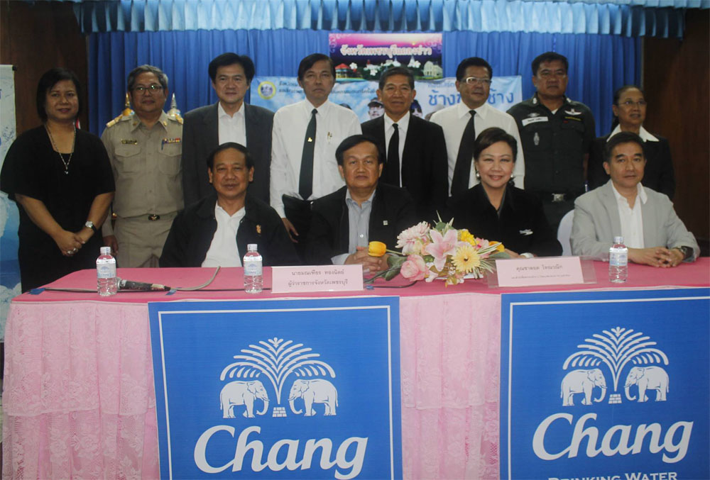 จังหวัดเพชรบุรีแถลงข่าวจัดการแสดงคอนเสิร์ตคาราบาวช้างช่วยช้าง จังหวัดเพชรบุรีจัดแถลงข่าวการจัดกิจกรรมหารายได้สมทบกองทุนส่งเสริมการแก้ไขปัญหาการอยู่ร่วมกันระหว่างคนกับช้าง ด้วยจัดแสดงคอนเสิร์ตคาราบาววง