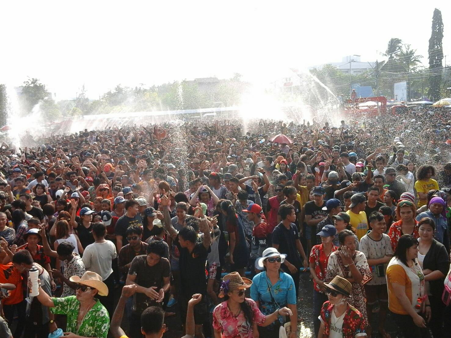 บรรยากาศนักท่องเที่ยวทั้งชาวไทยและชาวต่างชาติเดินทางท่องเที่ยวงาน "สีสันหรรษา มหาสงกรานต์"