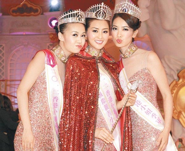 การท่องเที่ยวแห่งประเทศไทยได้มอบรางวัลแพคเกจให้กับ  Miss Hong Kong ปี 2012 ให้เดินทางกลับไปท่องเที่ยวยังเมืองไทยอีกครั้งหนึ่ง