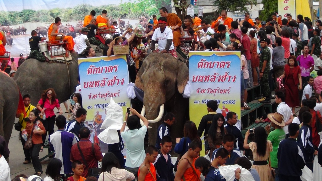 ททท. ชวนชมขบวนแห่เทียนพรรษาสุดงดงาม พร้อมตักบาตรบนหลังช้างสร้างบุญใหญ่หนึ่งเดียวในโลก จ.สุรินทร์