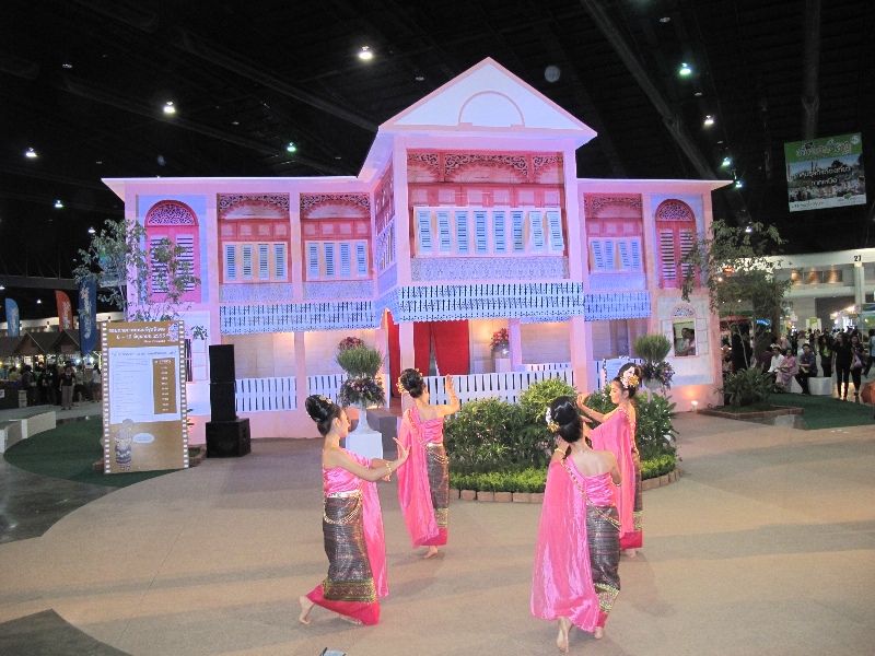 ททท. สำนักงานแพร่ ยกบ้านเก่าเมืองแพร่ และกาดหมั้วเมืองน่านไปโชว์ในงานเทศกาลเที่ยวเมืองไทย