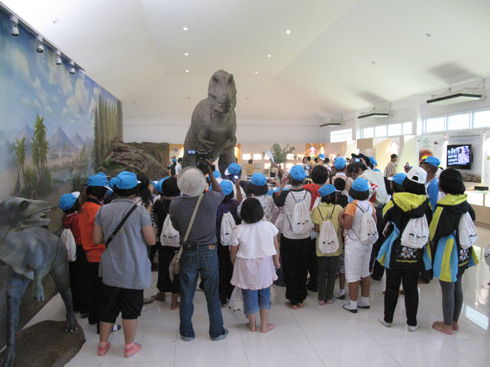 งานเทศกาล “เที่ยวหอยหิน กินลำไย ไหว้หลวงปู่ขาว ประจำปี ๒๕๕๖”