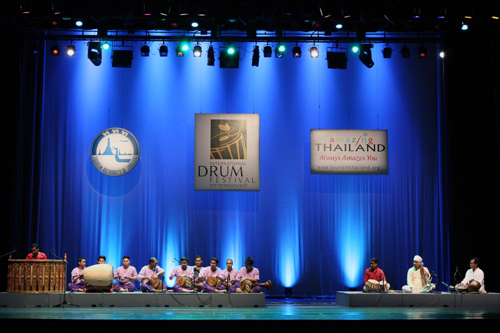 การท่องเที่ยวแห่งประเทศไทย  ขอเชิญพี่น้องชาวไทย และนักท่องเที่ยวร่วมงาน..เกริกเกียรติกึกก้องแห่งเสียงกลองในโลกหล้า “เทศกาลกลองนานาชาติ” มโหฬารกลองชัยกระชับมิตรจตุรทิศเอเชีย