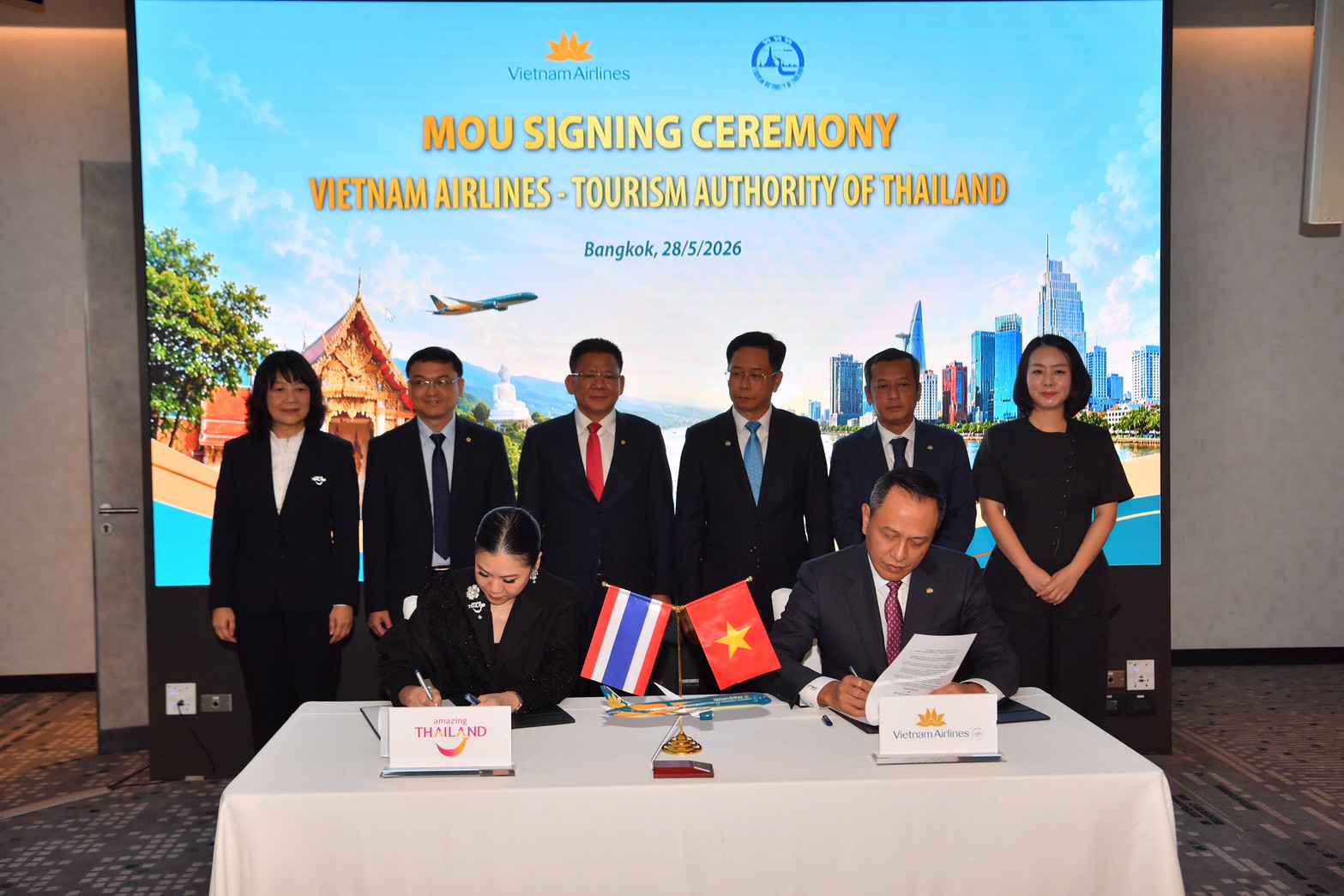 ททท. จับมือสายการบิน Vietnam Airlines ลงนาม MOU ผลักดันการเปิดเส้นทางบินใหม่ระหว่างไทย-เวียดนาม ส่งเสริมความร่วมมือระหว่างสองประเทศ ในโอกาสการเยือนไทยอย่างเป็นทางการของประธานาธิบดีแห่งสาธารณรัฐสังคมนิยมเวียดนาม 